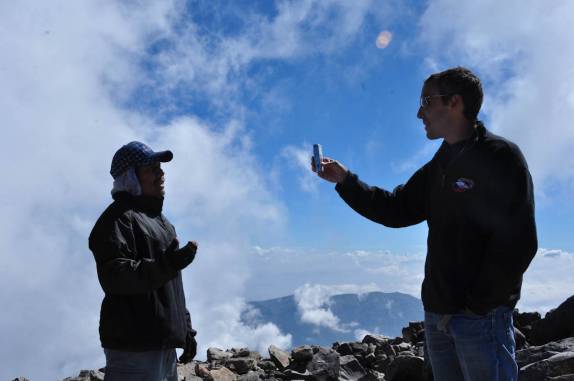 Entrevistando o nosso guia Carlos no ponto mais alto da América Central, o cume do vulcão Tajumulco, a mais de 4.200 metros de altitude, na Guatemala
